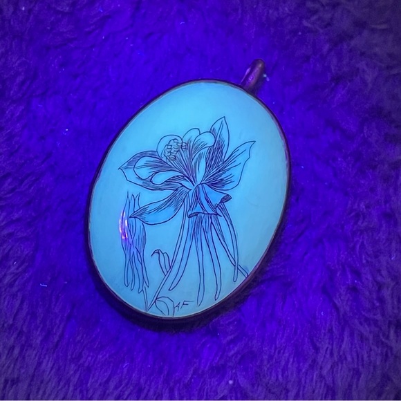 Vintage signed scrimshaw style pendant columbine flower silver plate? - Picture 10 of 10